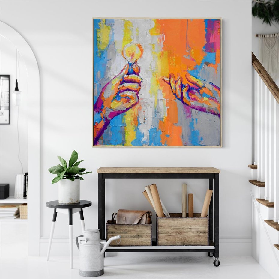 Obraz w ramie 80x80 - Refrakcje wewnętrznego światła - abstrakcyjne dzieło, dłoń trzyma żarówkę - rama drewno