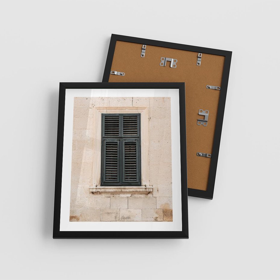 Plakat w ramie 40x50 - Urok Starego Okna z Zielonymi Okiennicami - stare okno, kamienica - rama czarna