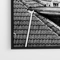 Obraz w ramie 70x50 - Miasto w Retro Odsłonie - fotografia czarno biała, ujęcie na dachy wielkiego miasta - rama czarna