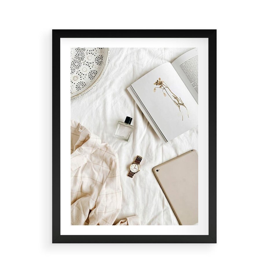 Plakat w ramie 50x70 - Perfumy, Książka i Moda - kobieca kompozycja, perfumy - rama czarna