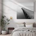 Obraz na płótnie 40x40 - Mglista Perspektywa - czarno biała fotografia, drewniany pomost na jeziorze