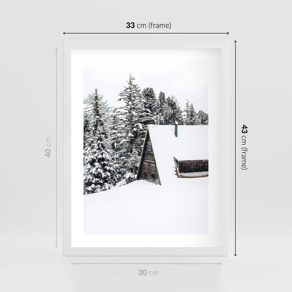 Plakat w ramie 30x40 - Zimowy Urok - śnieg, domek w górach - rama biała