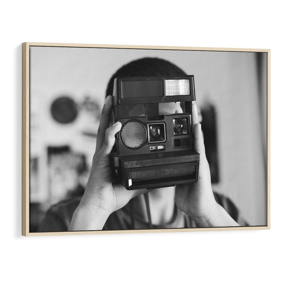 Obraz w ramie 100x70 - Mężczyzna za Aparatem - czarno białe zdjęcie, portret - rama drewno