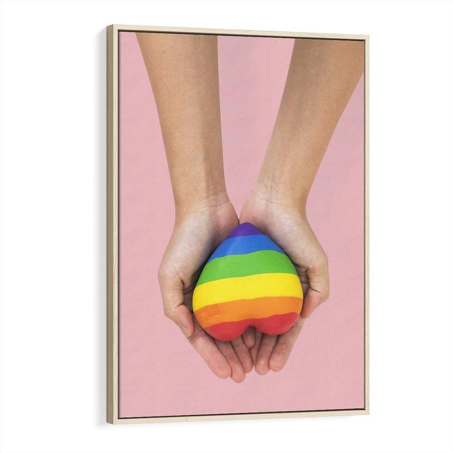Obraz w ramie 80x120 - Miłość na Dłoniach - zdjęcie, dłonie trzymają ulepione tęczowe serce - rama drewno