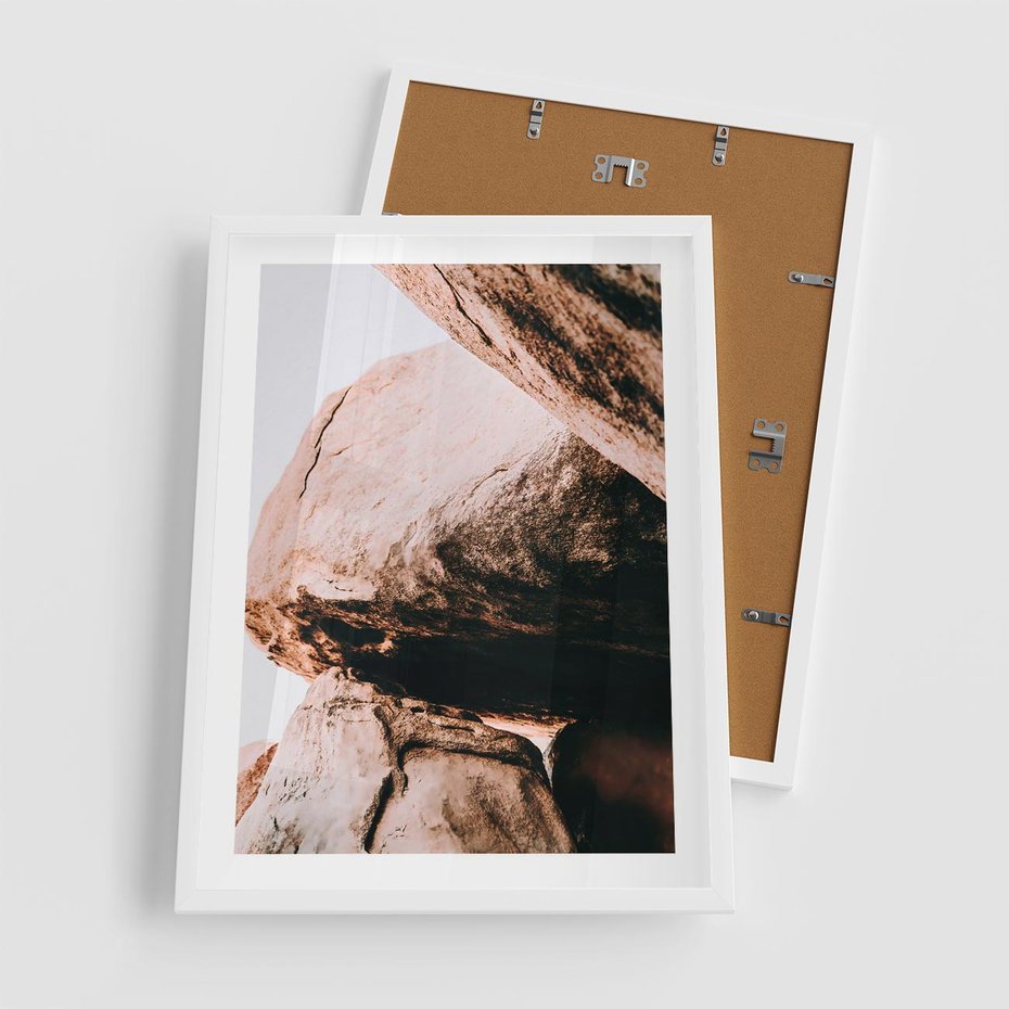 Plakat w ramie 50x70 - Tekstura Brązu - skały, głazy - rama biała