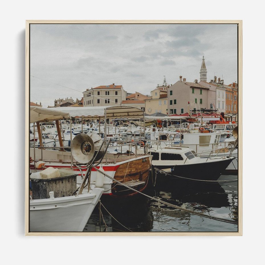 Obraz w ramie 80x80 - Malowniczy Krajobraz Morski - morze, łódki - rama drewno