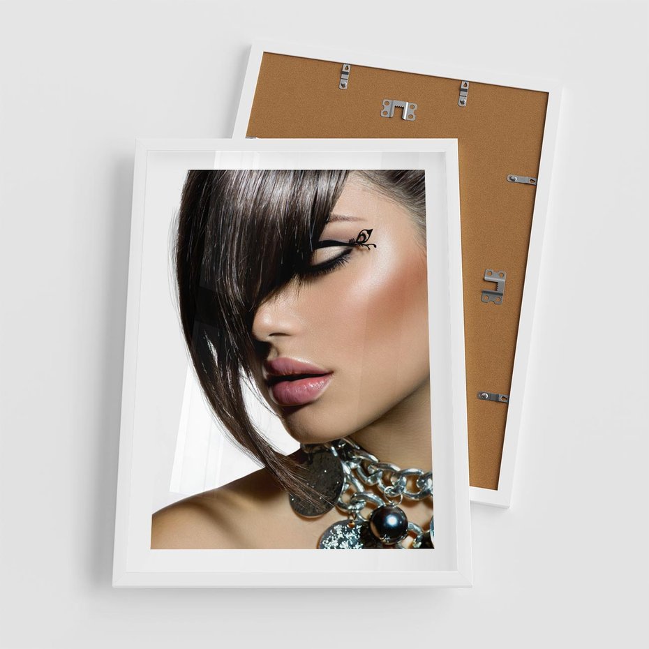 Plakat w ramie 50x70 - Kobieca Fryzura w Ruchu - fryzura, kobieta - rama biała