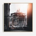 Obraz w ramie 80x80 - Światło Portowe - czarno białe zdjecie, uliczka w nadmorskim mieście - rama drewno