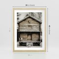 Plakat w ramie 30x40 - Stary Drewniany Dom w Śniegu - stary drewniany dom, zima - rama drewno