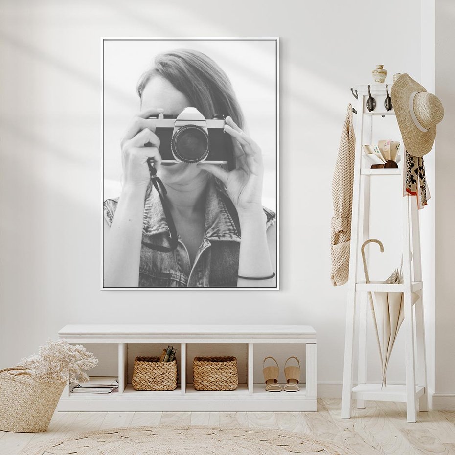 Obraz w ramie 50x70 - Zrób mi Zdjęcie - fotografia, kobieta z aparatem - rama biała