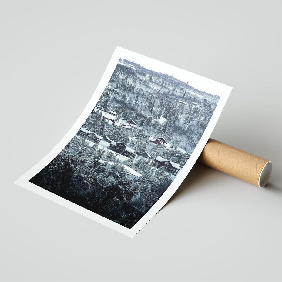 Plakat bez ramy 21x30 - Domki w Chmurach - górski zimowy krajobraz, dommki na wzgórzach