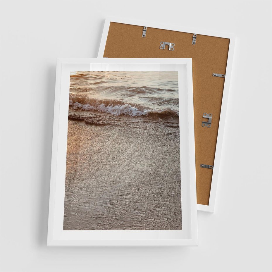 Plakat w ramie 50x70 - Spokój Morza: Fale na Plaży - fale, morze - rama biała