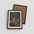 Plakat w ramie 30x40 - Miasto rozświetlone nocnym blaskiem - miasto, nocą - rama czarna