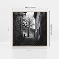 Obraz w ramie 50x50 - Ukryta Uliczka - czarno białe zdjęcie, schody - rama drewno