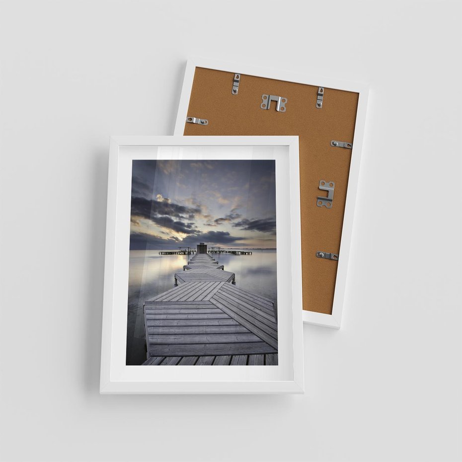 Plakat w ramie 30x40 - Spokój nad Jeziorem - pomost, jezioro - rama biała