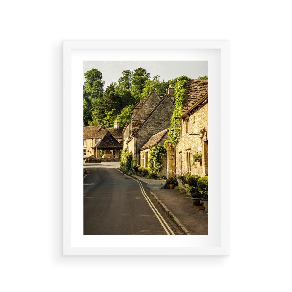 Plakat w ramie 30x40 - Magiczna podróż w głąb miasta - uliczka, perspektywa - rama biała