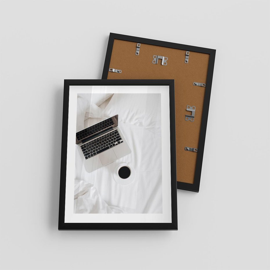 Plakat w ramie 30x40 - Relaks w Łóżku: Kawa i Laptop w Pościeli - komputer, na łóżku - rama czarna