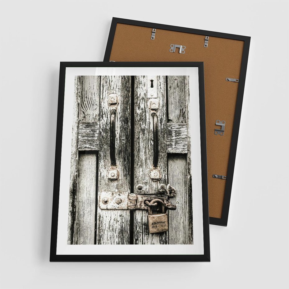 Plakat w ramie 50x70 - Retro Drzwi: Zamknięta Tajemnica - stare drzwi, kłódka - rama czarna