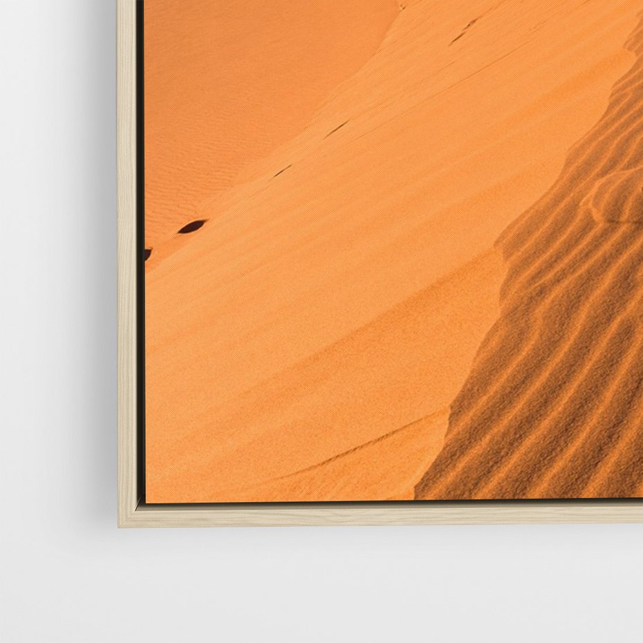 Obraz w ramie 70x100 - Piasek pustyni wędruje - pustynia, piasek - rama drewno