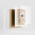Plakat w ramie 40x50 - Eksploracja Abstrakcji - beżowa absrakcyjna kompozycja, czarny akcent - rama biała