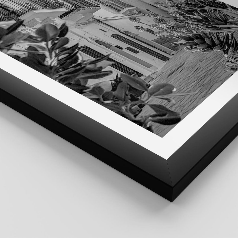 Plakat w ramie 30x40 - Nadmorska Uliczka - czarno białe zdjecie, uliczka w nadmorskim mieście - rama czarna