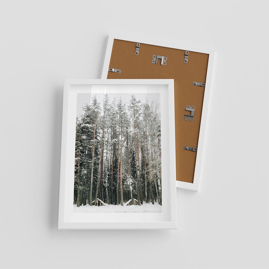 Plakat w ramie 30x40 - Sypiący Śnieg - las w zimie, drzewa pod śniegiem - rama biała