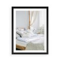 Plakat w ramie 50x70 - Relaks w Sypialni: Jasne Kolory - zdjęcie sypialni, łóżko - rama czarna