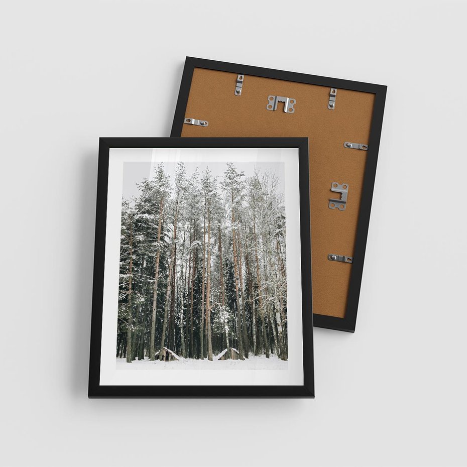 Plakat w ramie 40x50 - Sypiący Śnieg - las w zimie, drzewa pod śniegiem - rama czarna