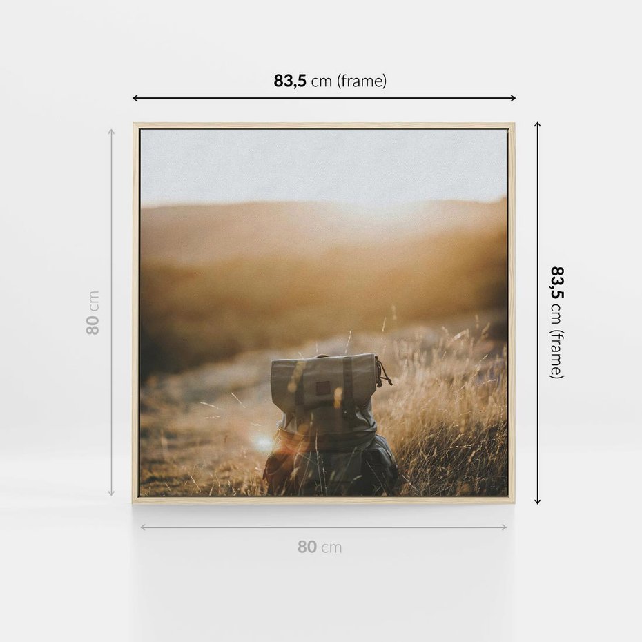 Obraz w ramie 80x80 - Podróżniczy bukiet na łące - plecak, podróż - rama drewno