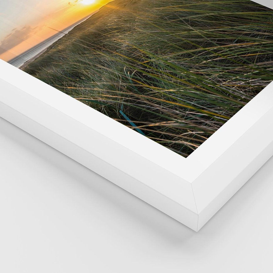 Plakat w ramie 40x50 - Magia latarni przy zachodzie - latarnia, zachód - rama biała