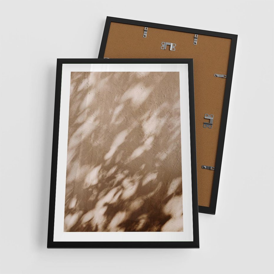 Plakat w ramie 50x70 - Abstrakcyjna Kompozycja: Cień na Ścianie - cień na ścianie, beżowe kolory - rama czarna