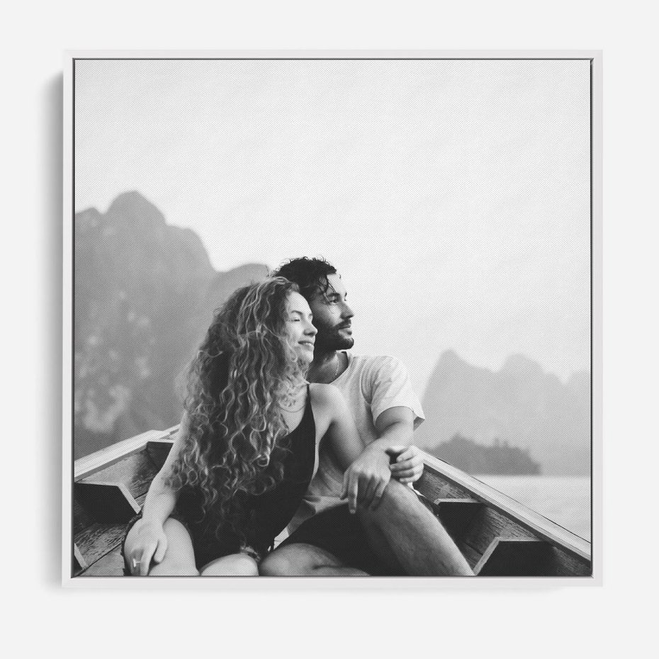 Obraz w ramie 50x50 - Księga mglistych marzeń - czarno biała fotografia, para zakochanych w łodzi - rama biała