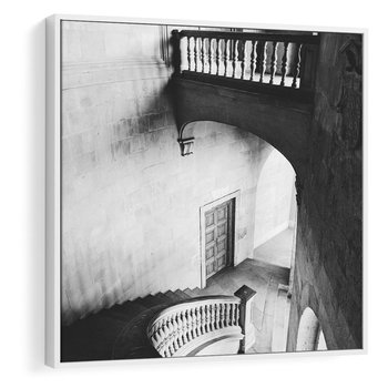 Obraz w ramie 50x50 - Po Schodach w Dół - czarno białą fotgrafia, zakręcone schody w starek kamienicy - rama biała