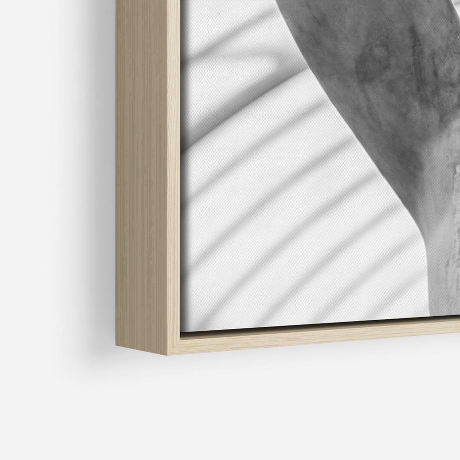 Obraz w ramie 70x50 - Zaklęta w Kamieniu - antyczna rzeźba kobiety na fotografii, czarno biała - rama drewno