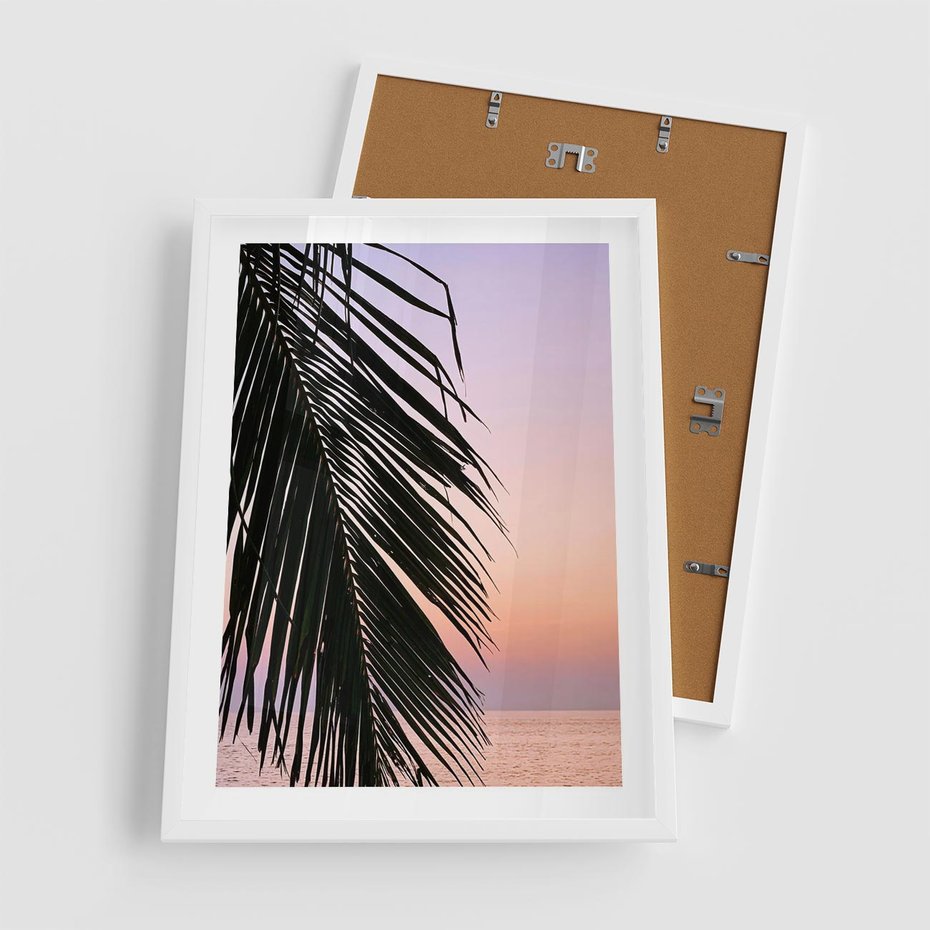 Plakat w ramie 50x70 - Liście Palmy nad Morzem - zachód słońca, liście palmy na tle nieba i morza - rama biała