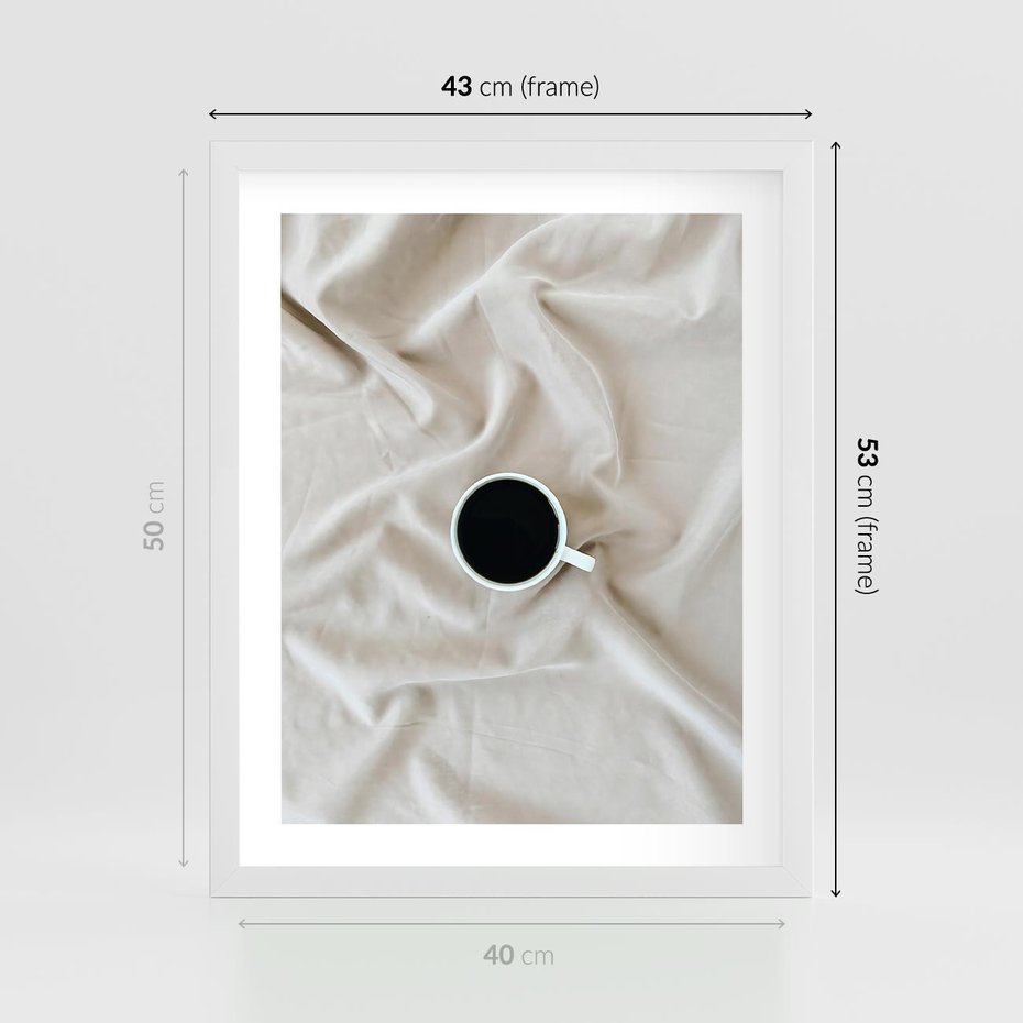 Plakat w ramie 40x50 - Poranek z Kawą - kawa filiżanka w białej pościeli - rama biała