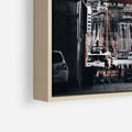 Obraz w ramie 80x80 - Światło Portowe - czarno białe zdjecie, uliczka w nadmorskim mieście - rama drewno