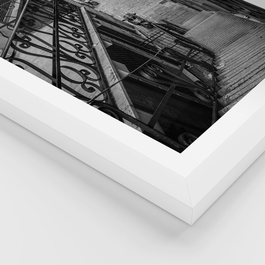 Plakat w ramie 30x40 - Magiczne spacery - uliczka, perspektywa - rama biała