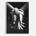 Obraz w ramie 70x100 - Splątane Uczucia - czarno biała fotografia, artystyczna - rama biała