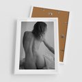 Plakat w ramie 50x70 - Piękno o Poranku - czarno biała fotografia, akt kobiecy - rama biała