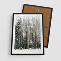 Plakat w ramie 50x70 - Sypiący Śnieg - las w zimie, drzewa pod śniegiem - rama czarna