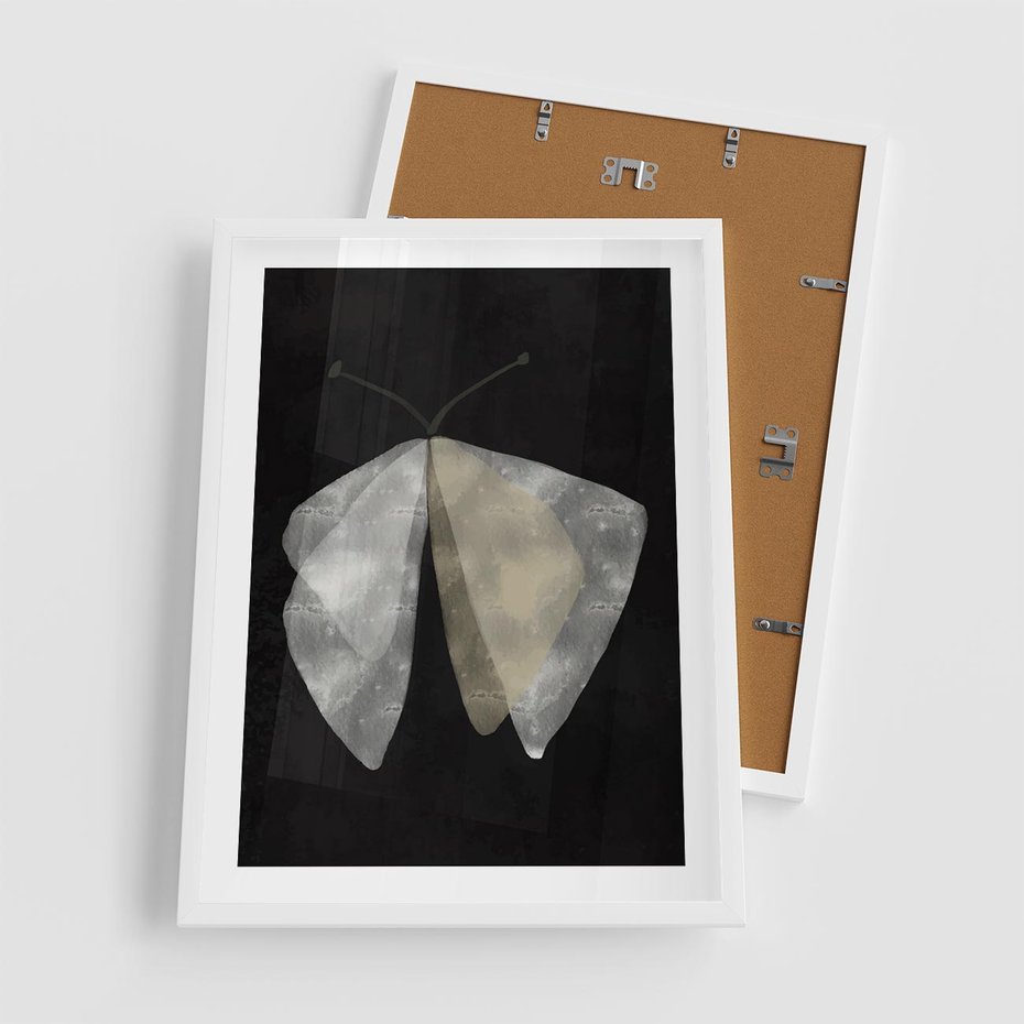 Plakat w ramie 50x70 - Obce Powidoki - abstrakcyjna ćma, mroczna atmosfera - rama biała