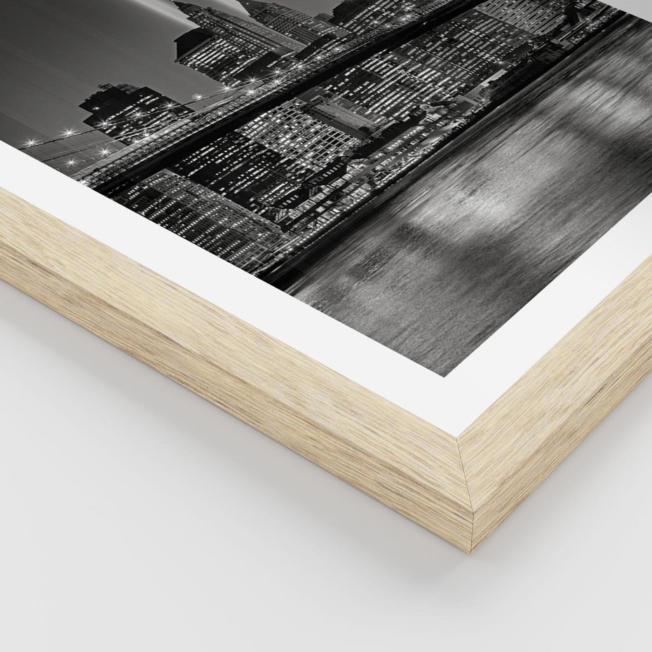 Plakat w ramie 50x70 - Miasto ożywione nocą - miasto, noc - rama drewno