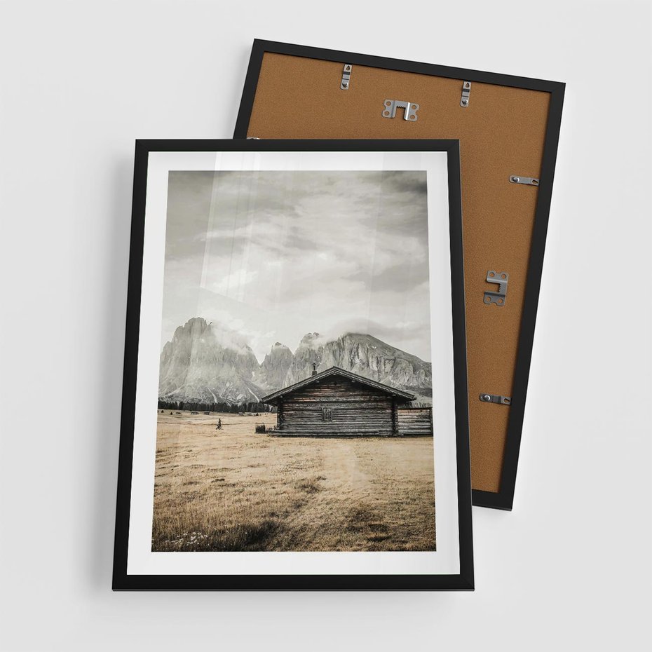 Plakat w ramie 50x70 - Surowa Przestrzeń i Górski Ustronny Azyl - chatka w górach, góry - rama czarna