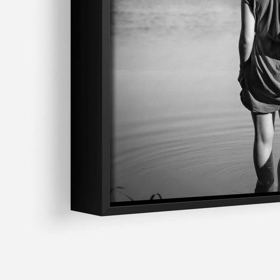 Obraz w ramie 50x50 - Kapiel w Mieście - czarno białe zdjęcie, kobieta wchodzi do wody - rama czarna