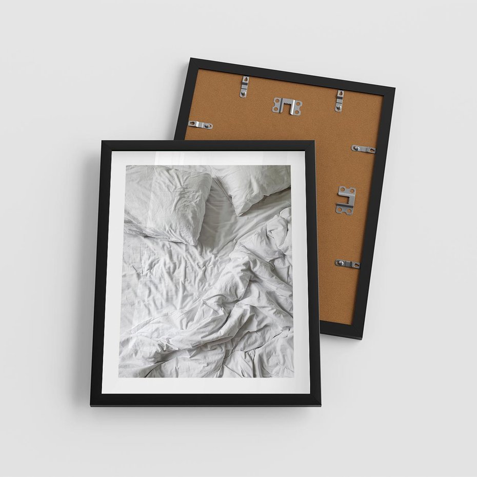 Plakat w ramie 40x50 - Biała Pościel na Łóżku - biała pościel, łóżko - rama czarna