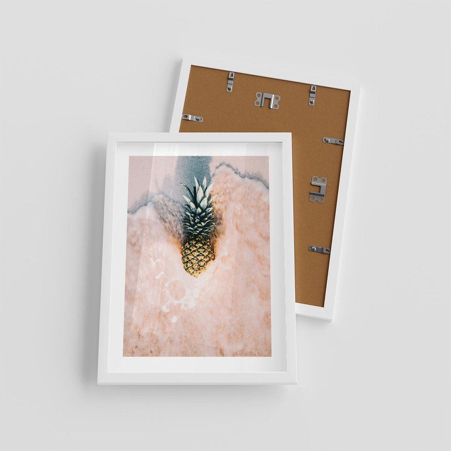 Plakat w ramie 30x40 - Egzotyczna Plaża - ananas, na plaży - rama biała