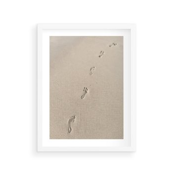 Plakat w ramie 30x40 - Ślady na Złocistym Piasku - piasek, ślady stóp na piasku - rama biała