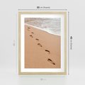 Plakat w ramie 30x40 - Ślady Stóp na Plaży: Spacer nad Morzem - plaża, ślady stóp na piasku - rama drewno