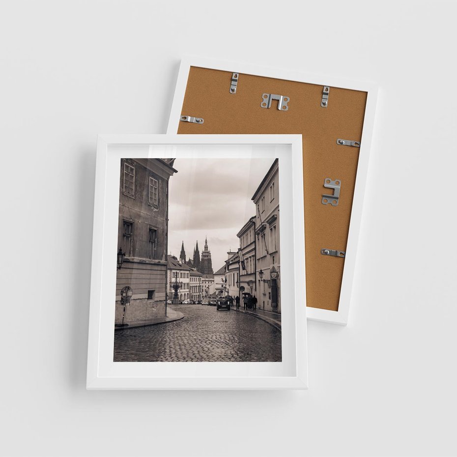 Plakat w ramie 40x50 - Przygoda Na Horyzoncie - uliczka, perspektywa - rama biała